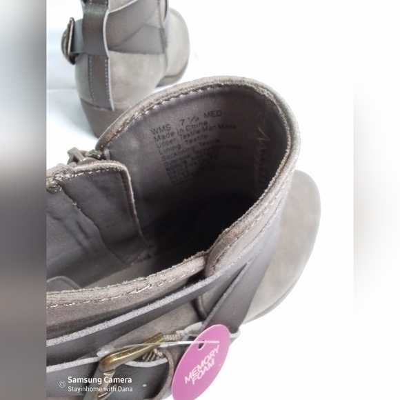 𝅺NEW SO Woman’s Taupe Grey Strap Buckle Ankle Boots Booties 7.5 - Picture 5 of 6